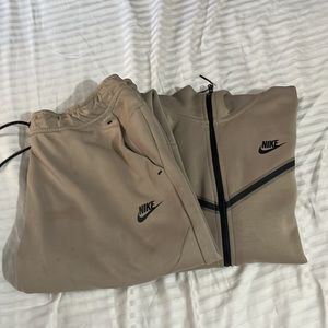 TAN NIKE TECH SUIT SIZE LARGE